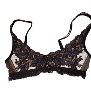 Victoria's secret sling, no wire. Very sexy seduction.